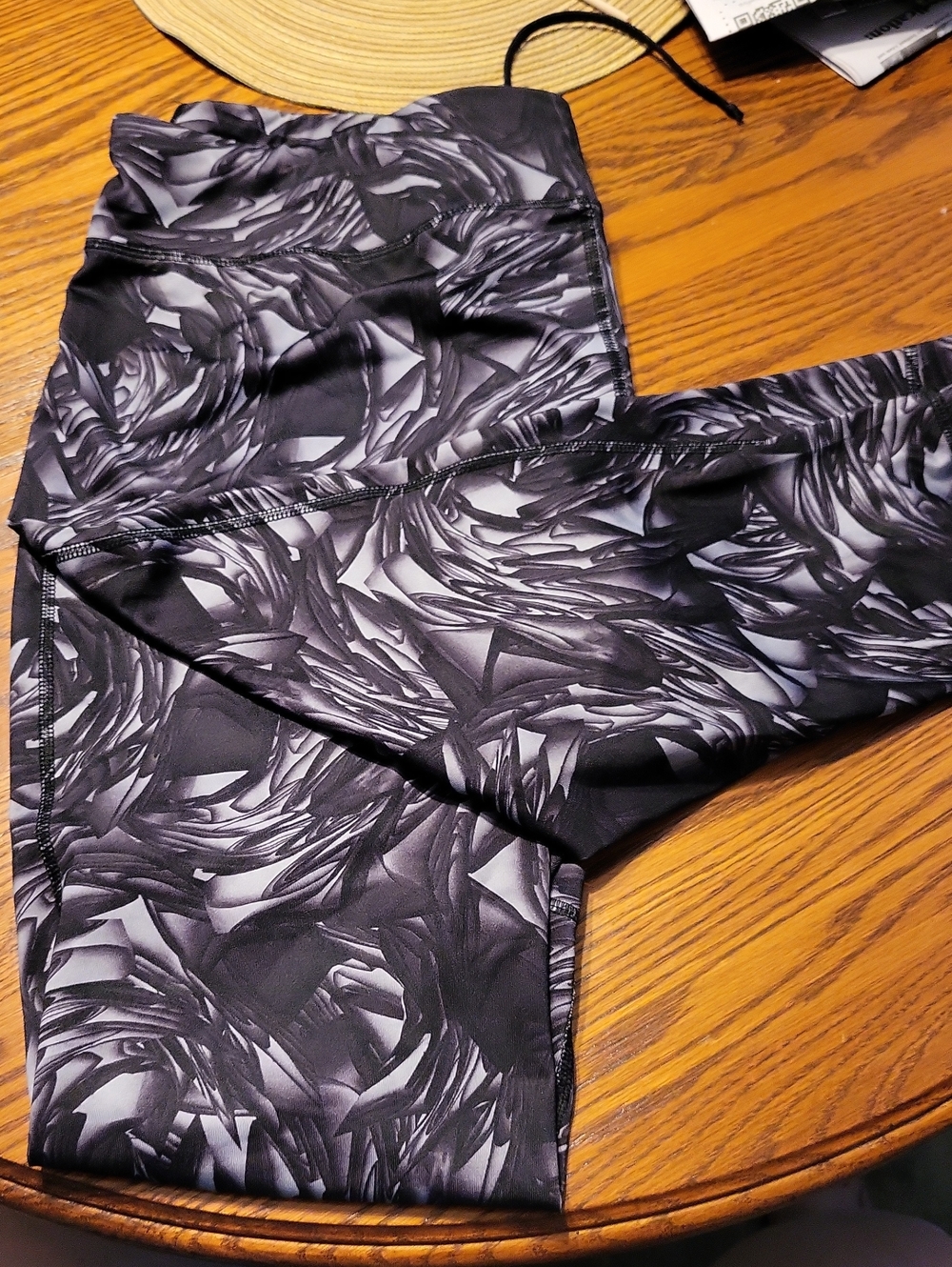 Danskin Black & Gray Abstract Print Capris